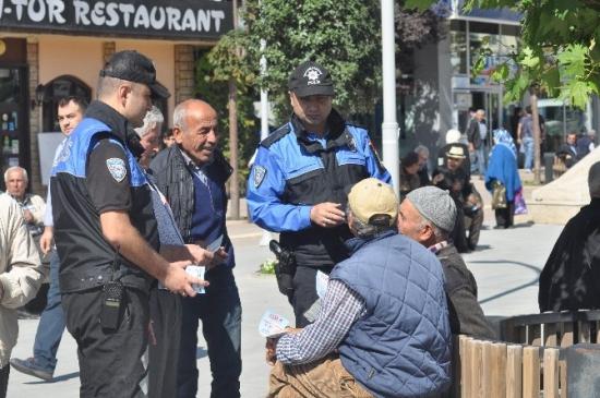 Bolu Polisi Dolandırıcılara Karşı Broşür Dağıtıyor