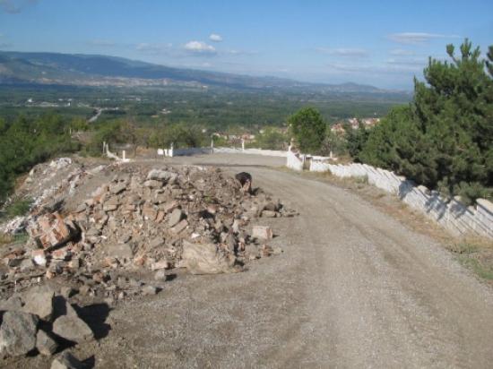 Şehitlik Yolu Moloz Dolu