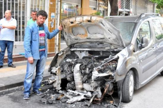 Hırsız Diye Apartmanda Gördüğü Genci Tokatladı Gece Arabası Kundaklandı