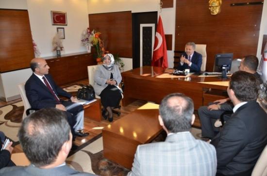 Vali Süleyman Kahraman'dan Hastalara Ziyaret Edip Karanfil Hediye Etti