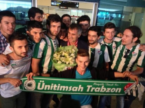 Şenol Güneş Trabzon'da Çiçeklerle Karşılandı