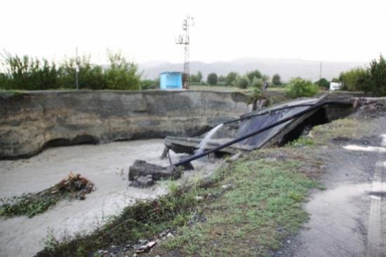 80 Yıllık Köprü Sele Dayanamadı