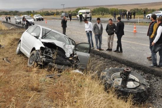 Otomobil Traktöre Çarptı: 4 Yaralı