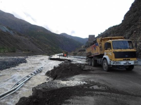 Nehir Suları Erzincan-erzurum Karayolunu Yuttu