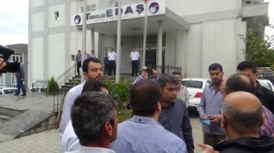 Elektrikleri Kesilen Fabrika İşçileri Tedaş'ın Kapısına Dayandı