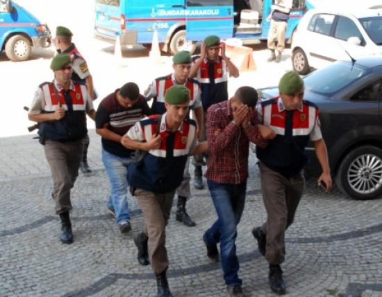 ''yardım Yapıyoruz'' Diyerek Evi Soydular