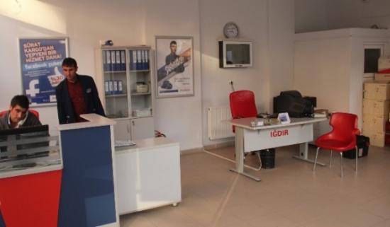 Iğdır'da 2 Kişi İçinde Para Olan Kasayı Sırtlayarak Çaldı