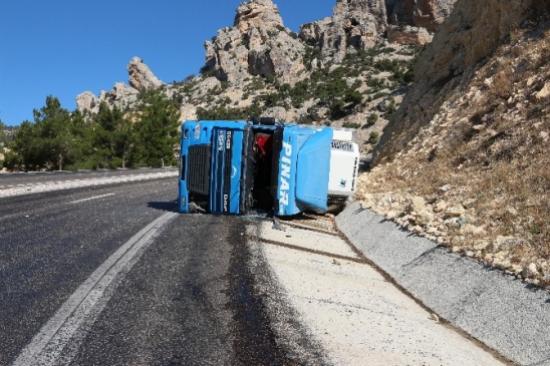 Mut'ta Havuç Yüklü Tır Devrildi: 1 Yaralı