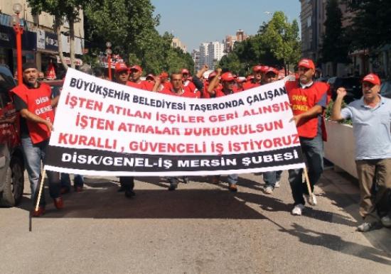 İşten Çıkarılan İşçiler Büyükşehir Belediyesi'ne Yürüdü