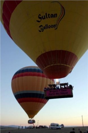 Kapadokya'da Balonlar Meme Kanserine Dikkat Çekmek İçin Havalandı