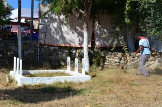 Kurban Bayramı Öncesi Mezarlıkların Temizliği Yapıldı