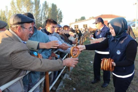 Kurban Pazarında Vatandaşa İkram