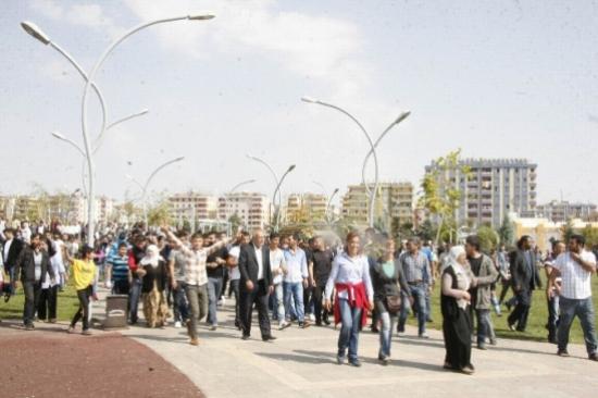 Diyarbakır'da İzinsiz Yürüyüşe Polis Müdahalesi