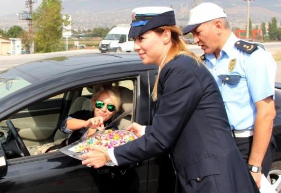 Polisten Sürücülere Bayram Şekeri