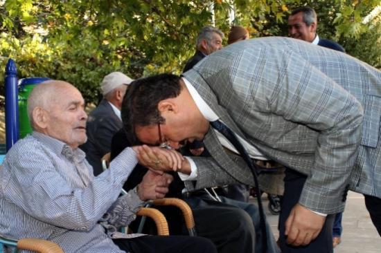 Ak Parti Heyeti Yaşlılar Gününü Kurban Keserek Kutladı