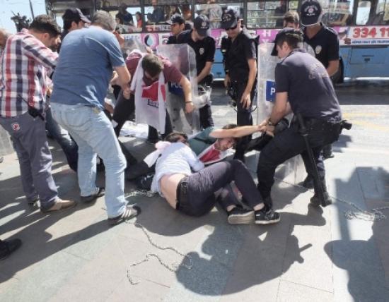 Antalya'da Savaş Tezkeresi Karşıtı Eylem