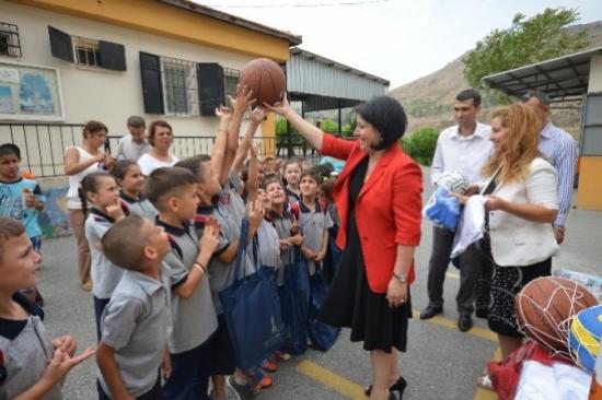 Büyükşehir'den Okullara Spor Malzemesi