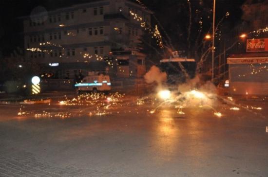 Polis Karakoluna Molotoflu Ve Havai Fişekli Saldırı