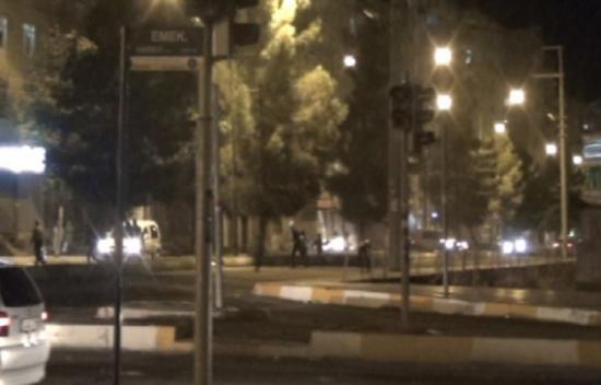 Diyarbakır'da Göstericiler Cezaevini Taş Yağmuruna Tuttu