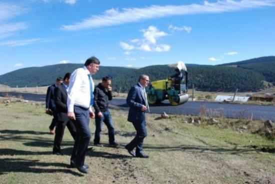 Vali Deniz Köy Yollarında Ki Asfalt Çalışmalarını Denetledi