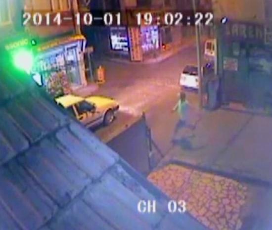 Otomobildeki İki Kişiyi Ayağından Vurdular