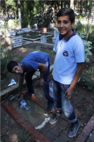 Mezar Sulayarak Bayram Harçlığı Çıkarıyorlar