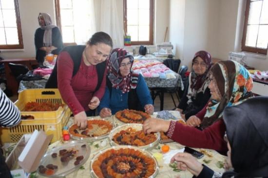 Kurslarla Meslek Öğretiliyor