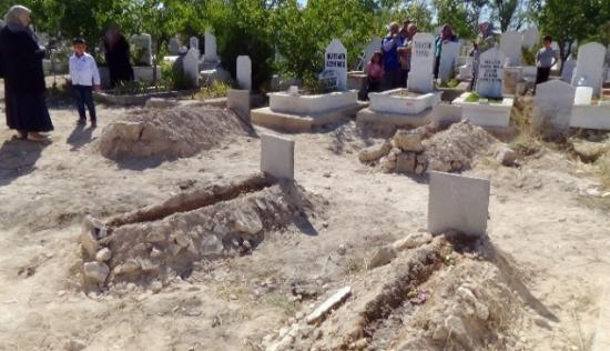 Mezarlarına Bayram Şekeri Bırakıldı