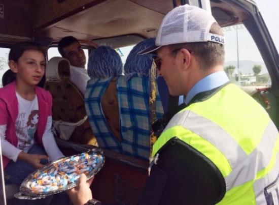 Elazığ'da Polisler Bayram Öncesi Şeker Dağıtarak Sürücüleri Uyardı