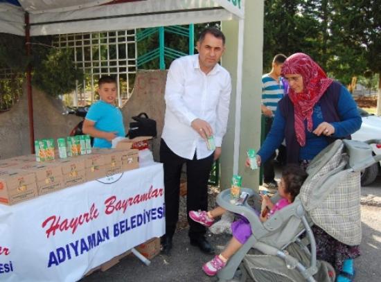 Adıyaman Belediyesi'nden Mezarlıkta Bisküvi Ve Meyve Suyu Dağıtımı