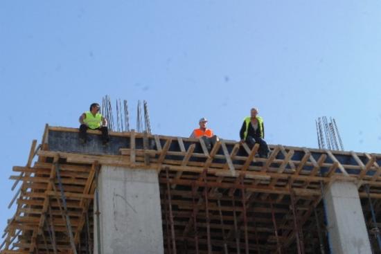 Bayram Öncesi Ödemelerini Alamayan İşçiler İnşaatın Çatısına Çıktı