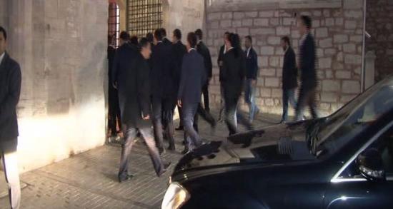 Davutoğlu, Bayram Namazı için o camiye geldi!