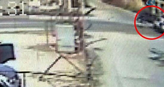 Motosiklet ile otomobil böyle çarpıştı!