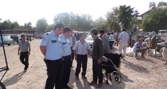 Polisten hayvan pazarında uyarı!