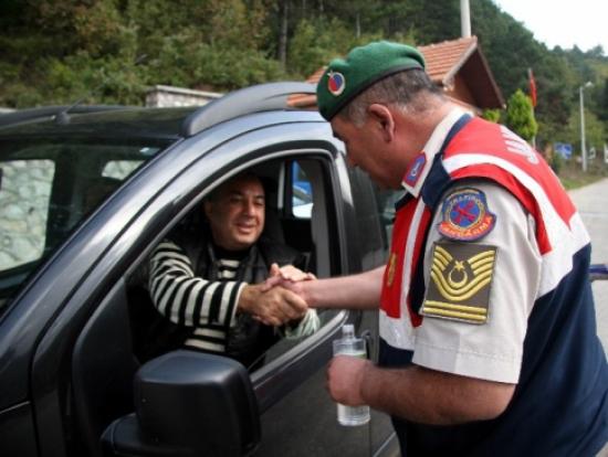 Jandarmadan Uludağ Yolcularına Bayram Şekeri