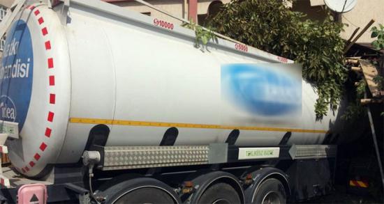 Kimyasal madde taşıyan tanker dükkana girdi: 1 ölü, 1 yaralı!