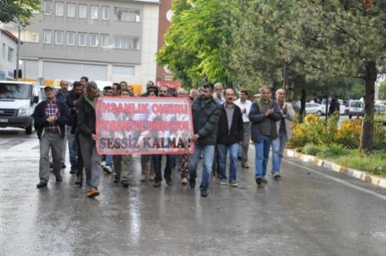 Tunceli'de Işid Saldırıları Yol Kapatma Eylemiyle Protesto Edildi