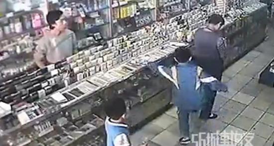 Babaannesiyle dakikalarca kavga etti!