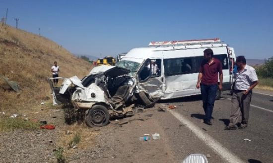 Bingöl'de Trafik Kazası: 1 Ölü 13 Yaralı