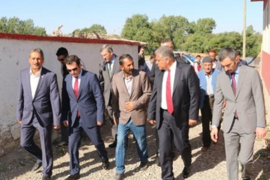 Vali Tekinarslan Bayrağın İndirildiği Köyde