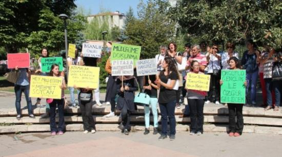 Öğrencilerden 'müdürüme Dokunma' Eylemi