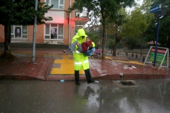 Yolda Kalan Minik Öğrencinin Yardımına Polis Yetişti