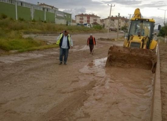 Çamur Kaplı Yolu Karayolu Ekipleri Temizledi