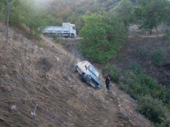 Niksar'da Otomobil Uçuruma Yuvarlandı