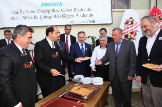Vali İle Başkan Ahi Pilavı Dağıttı