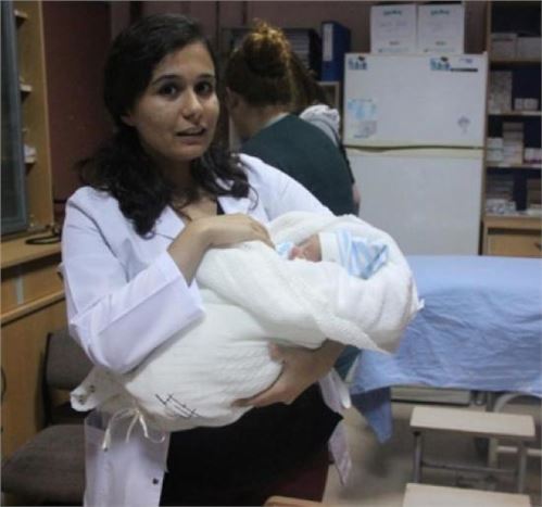 4 Günlük Bebeği Apartman Kapısına Bıraktılar