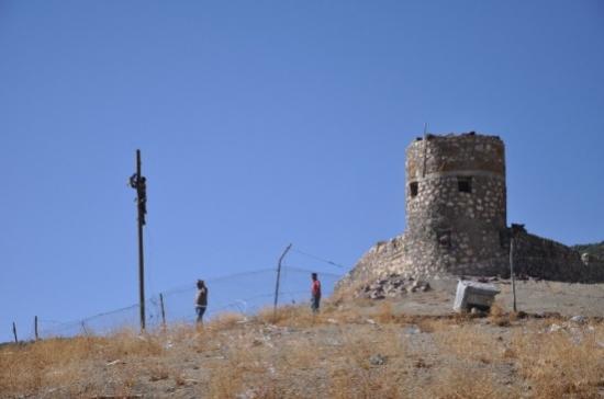 Köylüler Boşaltılan Karakoldan Arta Kalan Mayınların Temizlenmesini Bekliyor