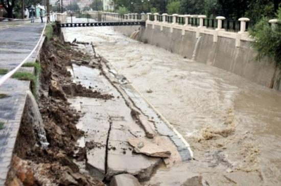 Yalova'da Yağmurda Derenin İstinat Duvarı Çöktü