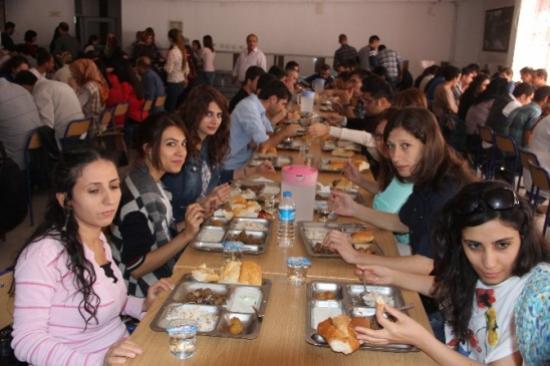 Hakkari'ye Atanan Öğretmenler Görevlerine Halaylarla Başladı