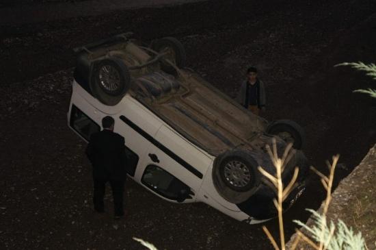 El Frenini Çekmeyi Unutunca Araç Çaya Uçtu